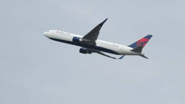 空の上のやさしい世界。飛行機恐怖症の女性客を、通路に座って慰め続けた客室乗務員