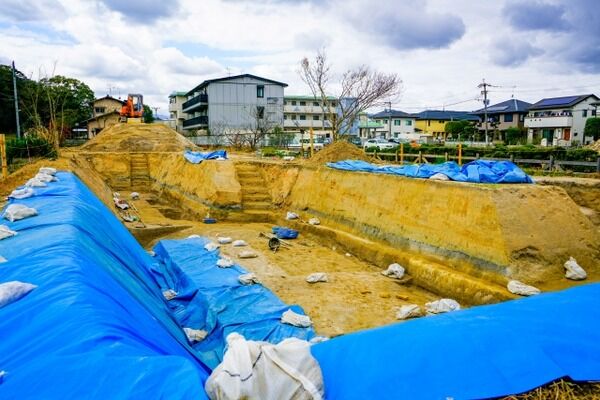 現場監督「お、現場から遺跡出てきたやんけ！申告したろｗ」