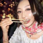 【悲報】１人焼肉に来たワイ、職場の女先輩を発見してしまった結果。。。