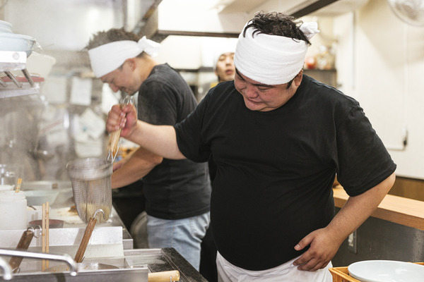 【悲報】ワイ、ラーメン店に「これ」を持ち込んだ結果出禁になってしまう。。。