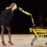 犬型ロボットがついにランウェイデビュー。ファッションショーでモデルと共演