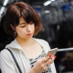 電車で隣の席の女さんのスマホの画面をチラチラのぞいた結果。。。