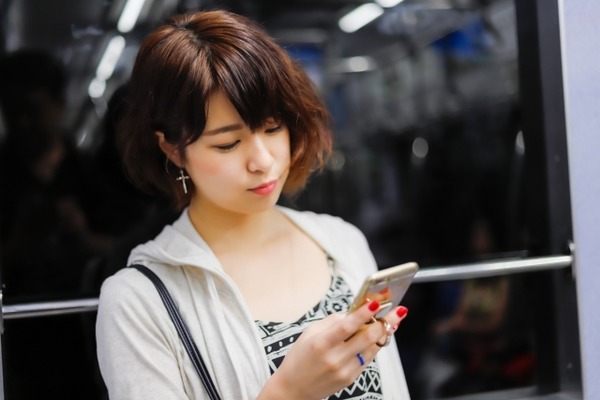 電車で隣の席の女さんのスマホの画面をチラチラのぞいた結果。。。