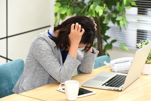 【悲報】ワイ後輩女社員に触ってしまった結果。。。