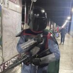 ライフル銃で武装したボバ・フェットが駅に現れる！警察が出動するもただのコスプレだった