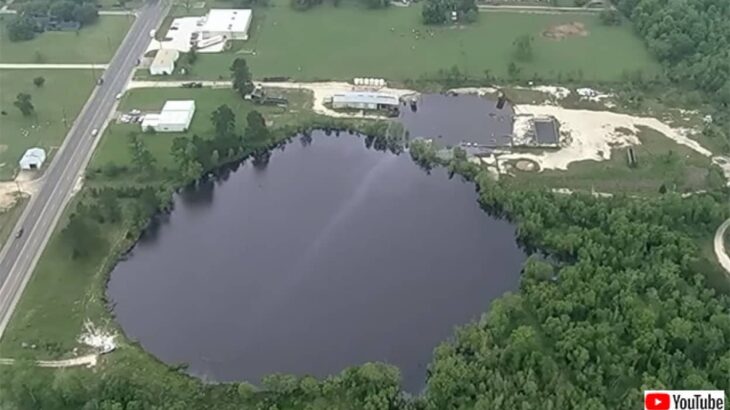 陥没穴がぐんぐん巨大化、街を飲み込んでしまう恐怖が住民に広がる