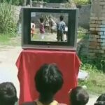 子供たちが熱心にテレビを見ていると思ったら！？画面の向こう側の世界はリアルだった