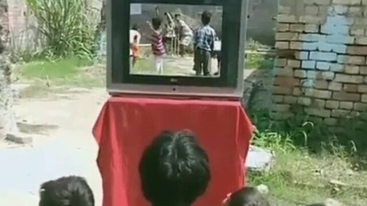 子供たちが熱心にテレビを見ていると思ったら！？画面の向こう側の世界はリアルだった