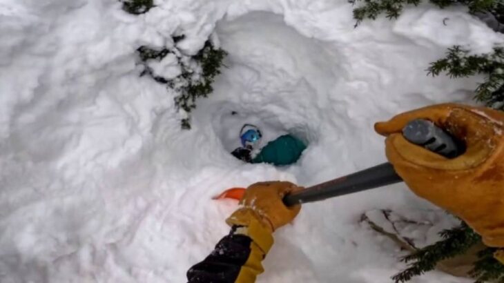 雪に埋もれたスノーボーダー、スキーヤーが発見し奇跡的に救助される