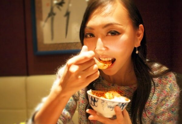 同僚女(24)「うどんとカツ丼のセットなのに丼から先に食べるんですねｗ」ワイ「まぁ、ボリューミーだからねぇ！」→結果ｗ