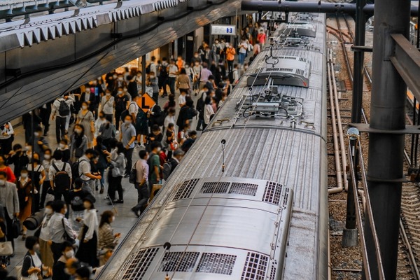 電車ワイ「降りマース!」東京人「無言で押しのけるのがマナーだよカッペw」←これ。。。