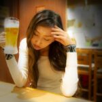 1人飲みワイ「お、おっちゃん客数人入ってきた。仕事の愚痴とか将来の不安とか語るんやろなぁ…嫌やなぁ…」→結果…