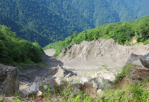 遭難で餓死した人、山道から500メートルくらいのとこさ迷ってた形跡あったとかよくあるらしい←これ