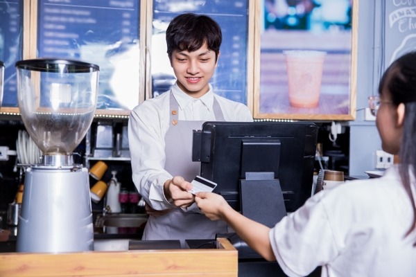 女さん「コーヒー代800円。友人が500円クーポン使って私が300円払った。…モヤっとする」→結果。。。。