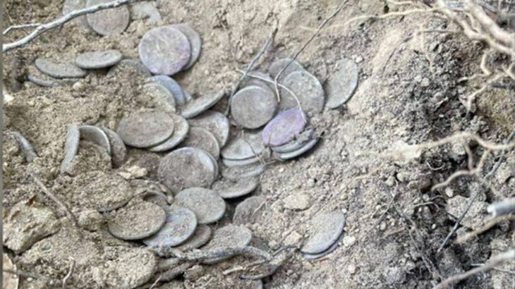 2000年以上前の古代ローマ銀貨をハイカーが大量に発見。兵士が埋めた秘密の埋蔵金か？