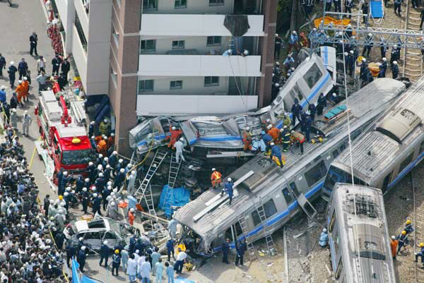 画像謎の老婆この電車には乗ってはいけないJR福知山線脱線事故発生107名死亡する