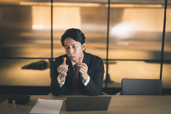 マナー講師「印鑑を押す時は印がまっすぐでなく、お辞儀をするよう傾いた印になるよう押すんやで！」