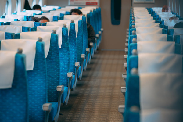 悲報サラリーマンさん新幹線でやらかしてしまう  駅員達の注意を無視してとんでもないことを