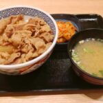 女さん「牛丼はうまく食べられないから嫌い」俺「えっ？どういうこと？」女さん「肉だけ先に無くなるから」俺「えっ？どういうこと？」→