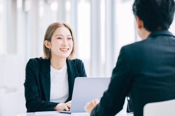 同期女「この間きた派遣の人めっちゃイケメンじゃない？」ワイ「え、そうなんだ（男の顔に興味ねえよ…」→結果。。。