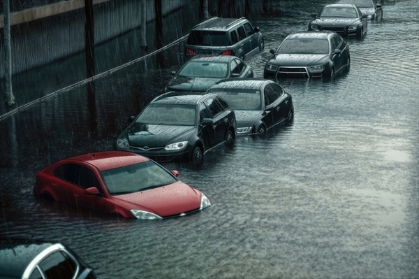 車が水没した人「あかん、水が入ってきた、このままやと死んでしまう…せや！」→