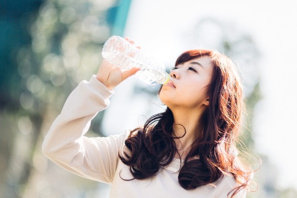 【悲報】女さん「20分で水2L」一気飲み→脳が腫れ上がって死亡…その理由がこちら