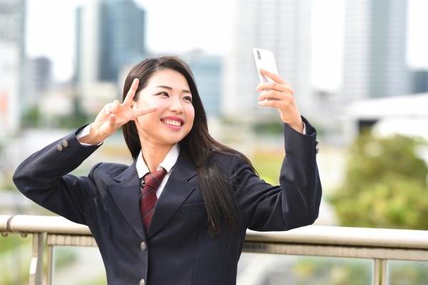 【画像】女子高生「ガラスの床にスカートで上ると下から丸見えだねｗ」ﾊﾟｼｬ…!!