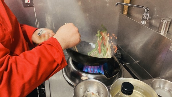 バイト先の店長「あのさぁ！！何勝手に中華鍋洗剤で洗ってんのォ？！俺が10年育ててきた鍋だぞ！！ふざんけんなよオオオオオ！！」→結果ｗｗ