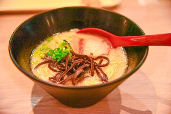 ラーメン屋で隣の客「サービス券で焼豚追加」店長「あいよ！」ワイ「じゃワイも」店長「ダメ」ワイ「！？」→結果。。。