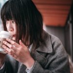 【悲報】ワイ 残業してた同僚の女に「疲れただろ」って缶コーヒー投げ渡したら顔面に直撃してしまった結果…