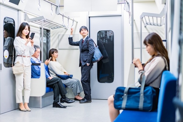 電車内ワイ「お、座れそうやな」女さん「詰めずに座ったろ！」→結果ｗｗｗ