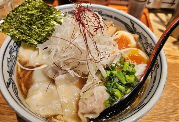 店員「5番さん塩ラーメンおまち！」ﾄﾞﾝｯ!  客「頼んだの醤油」店員「おっといけねぇｗｗｗｗ」→結果