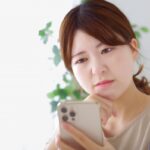 女の連絡先がスマホにあるだけで浮気認定してキレてくる彼女が浮気してた結果・・・・