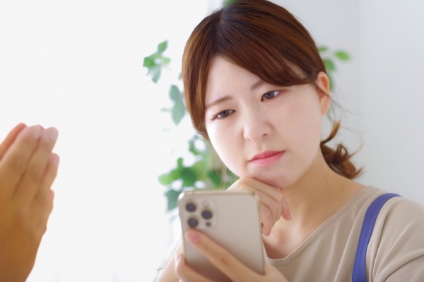 女の連絡先がスマホにあるだけで浮気認定してキレてくる彼女が浮気してた結果・・・・