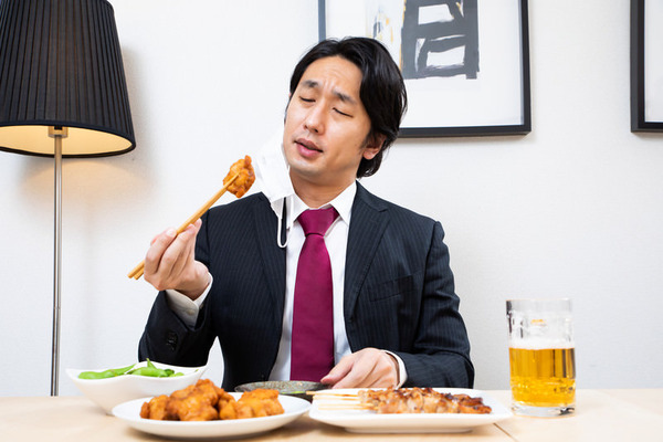 飲食店員「唐揚げ定食です」ワイ「1個少なくね?」店員「グラム数で調整してますので」→結果･･･