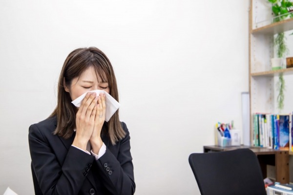 【悲報】人事異動で隣に来た同僚女がワキガだった結果・・・・