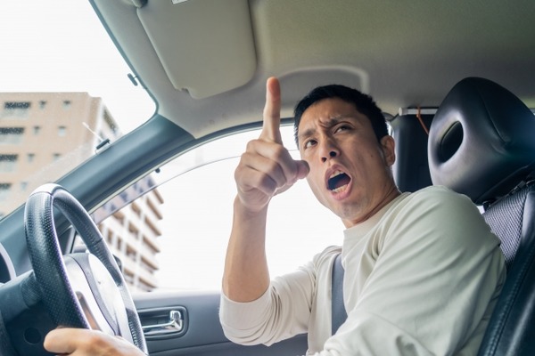 【悲報】バス運転士「お前が下がれ！」投稿者「動画撮ってるぞ？その態度まずいんじゃない？」