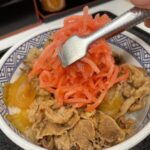 某牛丼屋「最近何故か牛丼に紅生姜を大量に乗せて食べる客が続出していて割にあわないので紅生姜有料化します！」→