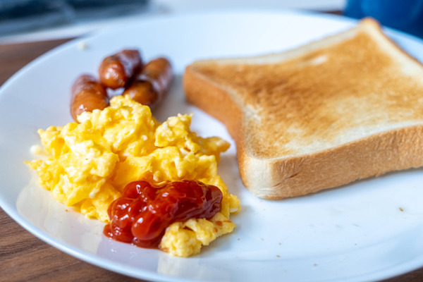 【呆然】社員食堂使うのに毎月3000円引かれるのを派遣社員が納得しなかった結果・・・