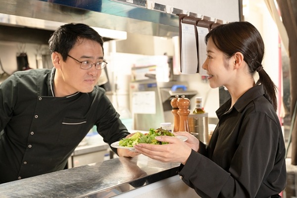 バカ店長「バイトがサボらないようにテーブルでオーダー取った人が成績1として成績でボーナス出す」→結果ｗ