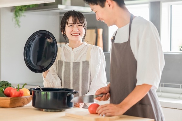 【画像】料理人さん、ダシを取るだけで女の子を爆笑させてしまう