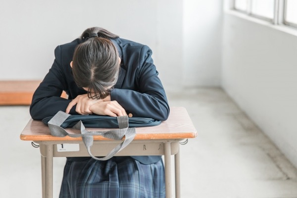 【悲報】女子中学生「修学旅行で風呂上がりに水滴が付いてないかを裸のままチェックされました。気持ち悪い」→