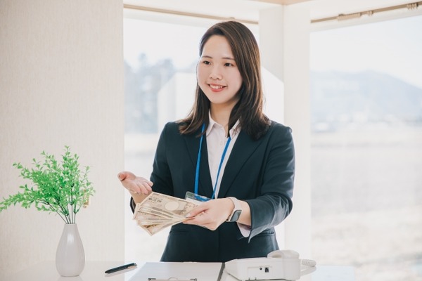 銀行員「っしゃあああ！15時で店閉めたし定時までUNOでもやるか」 仲間たち「うおおおお」→