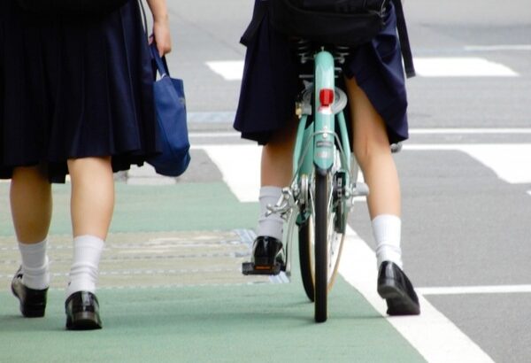 【衝撃】ノールック自転車女さん、こうなってしまう…… (動画あり)