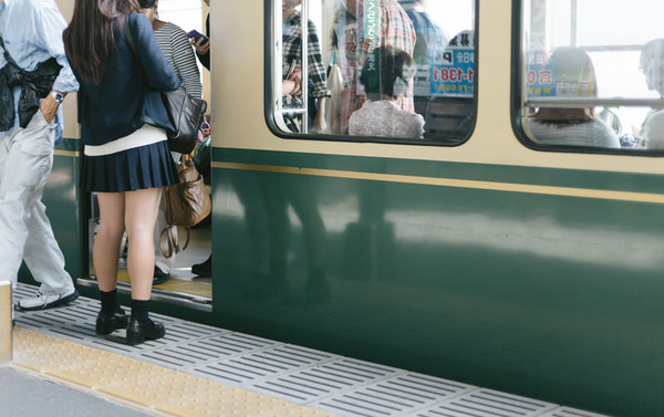 【画像】電車ん中に「ガチで超ヤベエ女いた！！」…ﾊﾟｼｬ！!