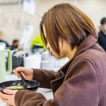 【呆然】家系ラーメン女客「味薄め油少なめ麺柔らかめで」店員「ライスつけますか」女客「いらないです」→結果・・・