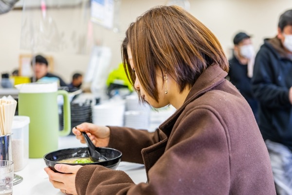 【呆然】家系ラーメン女客「味薄め油少なめ麺柔らかめで」店員「ライスつけますか」女客「いらないです」→結果・・・