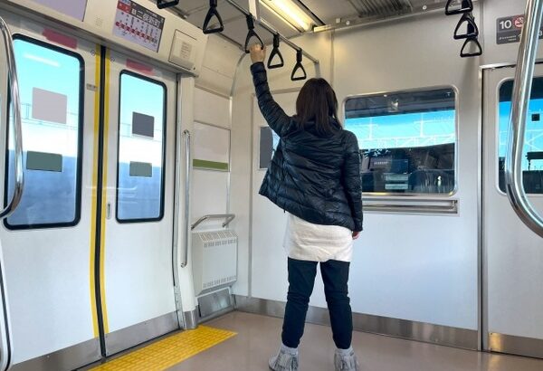 【悲報】ワイ電車内で突然ギャルに舌打ち→睨まれ→「くせーよ」と暴言を受ける・・・→