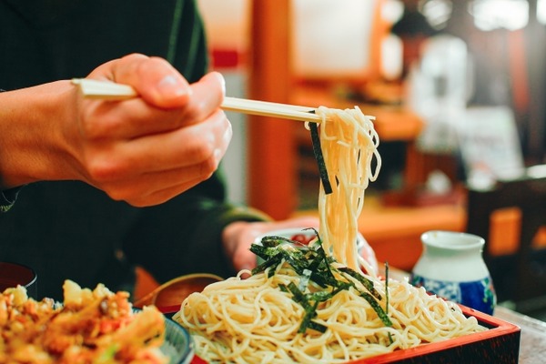 【衝撃】蕎麦の食べ方を知らない大人が急増した結果・・・・・