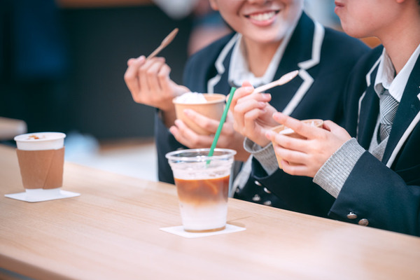 コメダ珈琲店ワイ、隣の席のJK二人組の会話を盗み聞きしてしまった結果ｗｗｗｗｗｗｗ